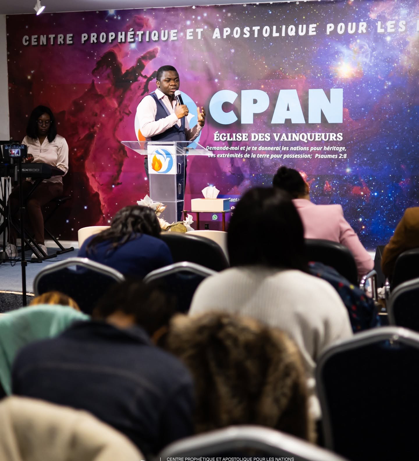 Le Prophète Standlee devant l'assemblée
