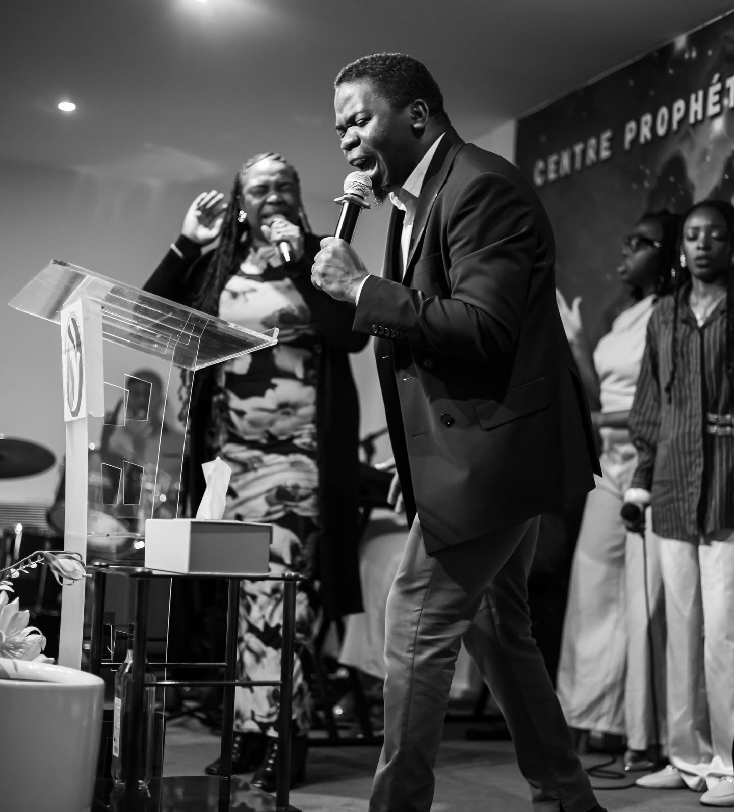 Prédication à deux voix, en noir et blanc